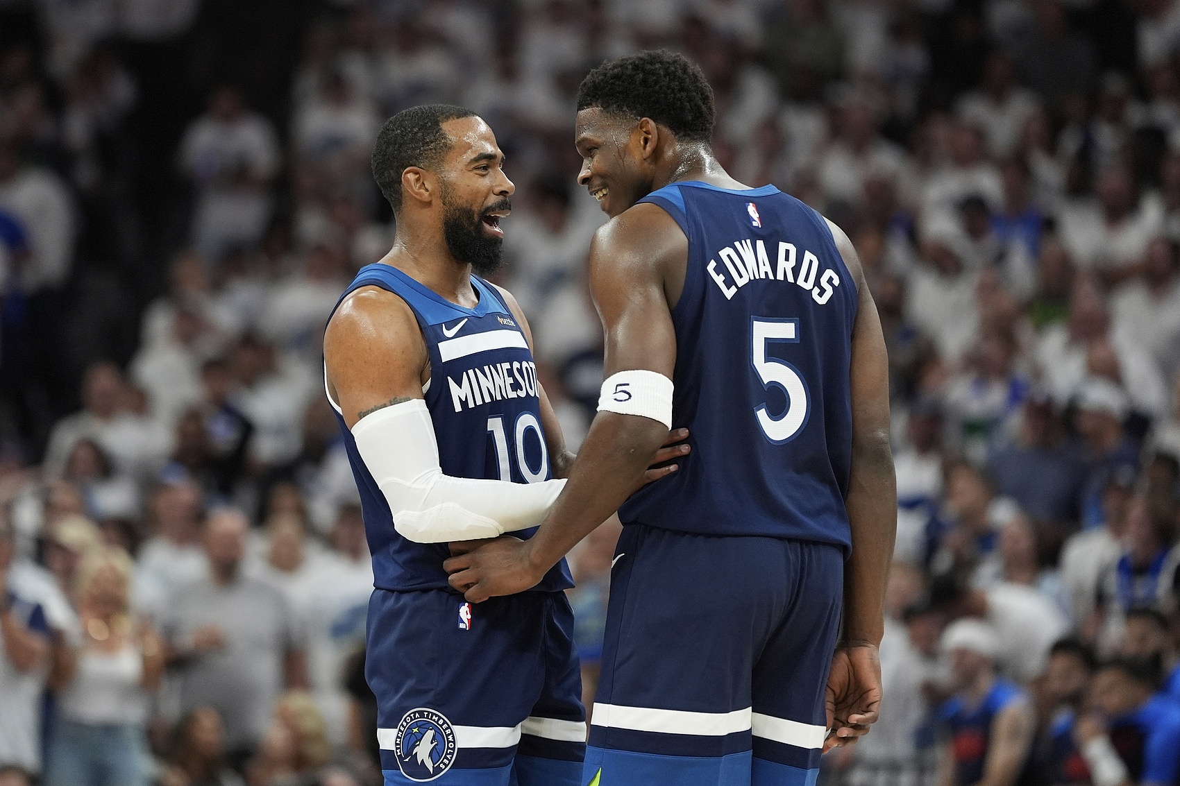 开云体育-爱德华兹:听说康利还能回来&我真的希望这能发生 我们想要他回来