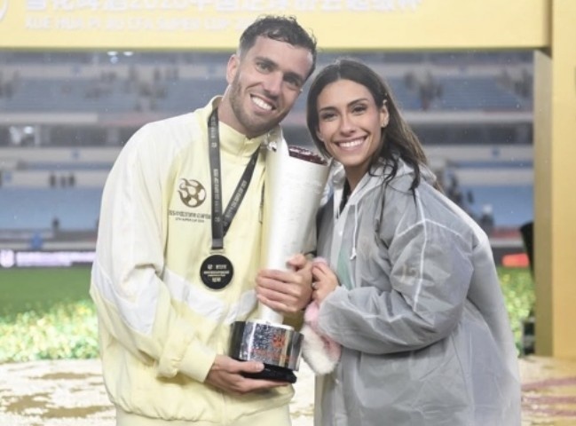 开云体育-塞尔吉尼奥社媒晒照庆祝超级杯夺冠：中国足协超级杯冠军！