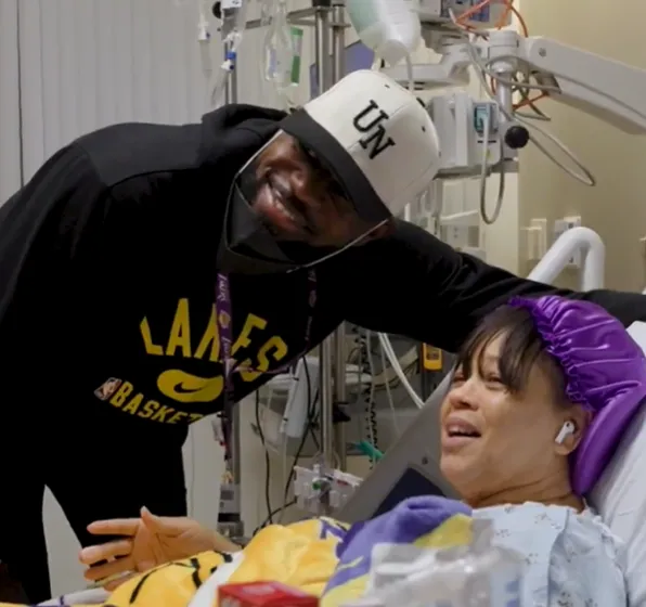 开云体育-有爱！詹姆斯现身加州当地医院，亲切看望病人并赠予礼物