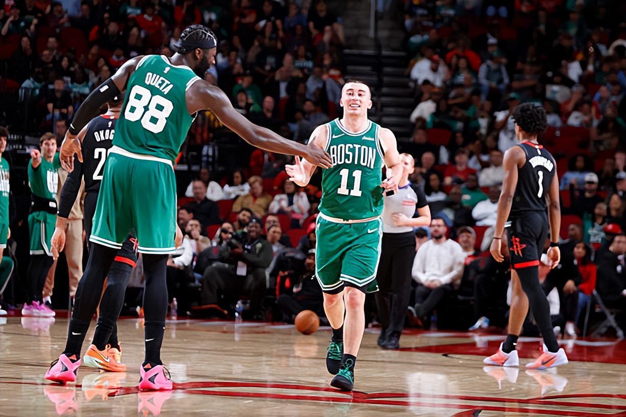 kaiyun体育-限制了火箭内线支柱！凯尔特人先发中锋已经是联盟顶级蓝领中锋了