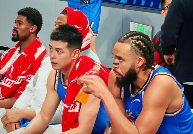 开云体育官网-CBA|麦基首秀表现中规中矩,举火烧天扣篮令球迷兴奋不已