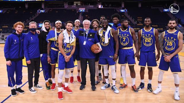 开云体育app-真就一人一城呗!勇士主场记分员效力58年终退休