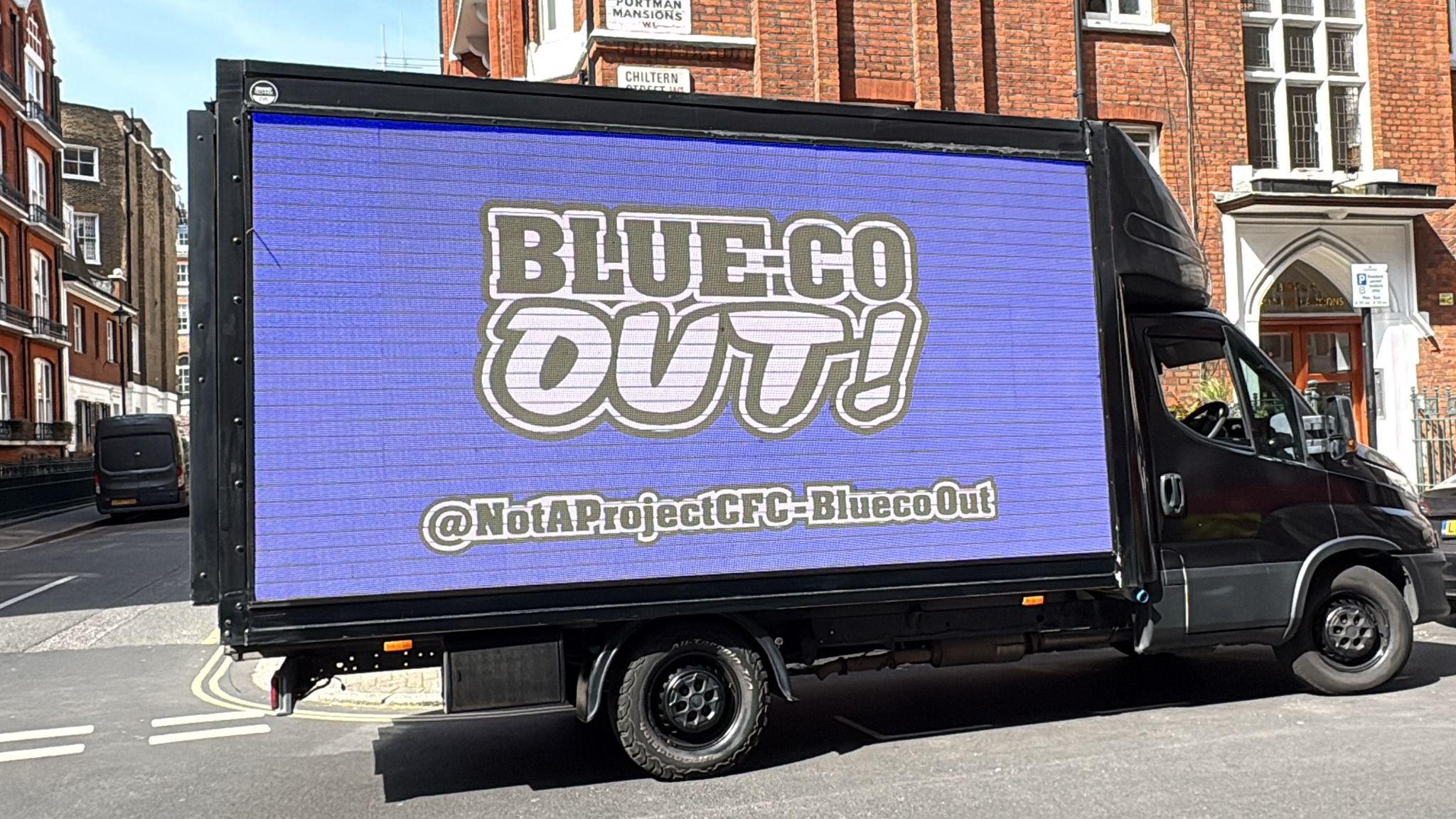 开云体育-这回真卡车安排上了，切尔西球迷用卡车打出标语抗议BlueCo